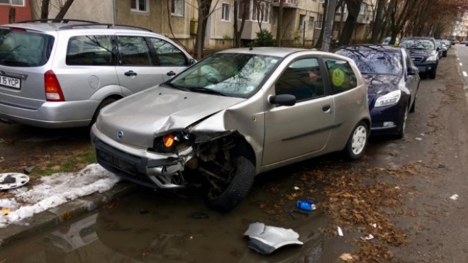 Accident in Ploiesti, pe strada Rahovei. Un sofer a lovit 4 masini parcate