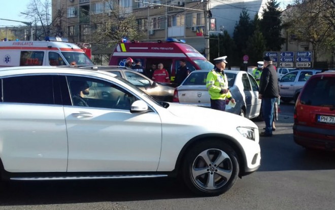 Accident cu trei mașini, luni dimineață, în centrul Ploieștiului, zona LMV. Circulația a fost aproape blocată pe Bd. Independenței