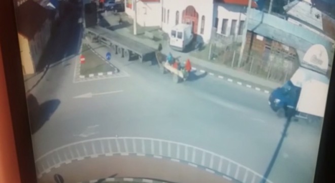 VIDEO - Șofer de TIR căutat în Prahova și județele vecine, după ce a fugit de la locul unui accident în care au fost implicați și copii