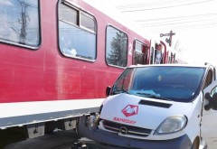 O mașină a unei firme de curierat, lovită de tren la Plopeni