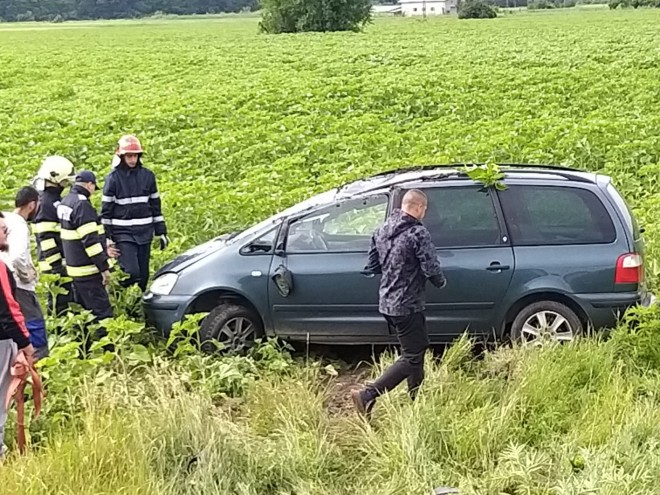 Accident la Corlatesti. Un sofer s-a rasturnat cu masina in camp