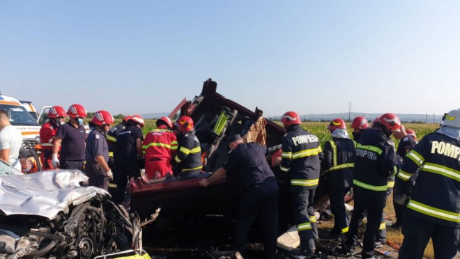 Tragedie! 7 morți, între care 2 copii, într-un accident grav produs pe E85, în Bacău. A fost activat planul roșu de intervenție