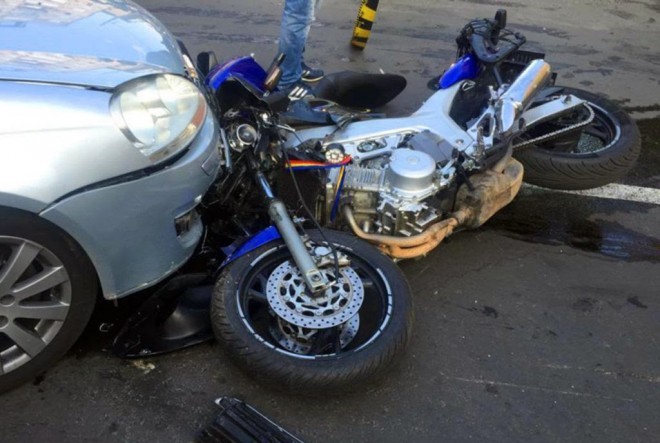 Accident pe DN1B, la Chitorani. Un motociclist a fost lovit de masina