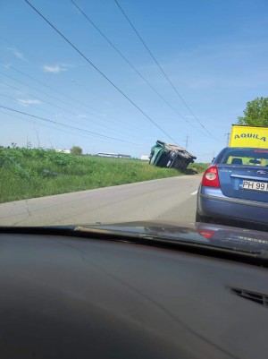Accident in satul Buda. Un camion s-a rasturnat pe marginea drumului