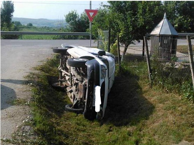 Accident cu trei victime la Draganesti. O soferita s-a rasturnat cu masina in sant