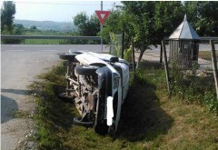 Accident cu trei victime la Draganesti. O soferita s-a rasturnat cu masina in sant