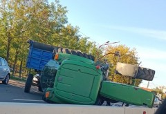Trafic bloca la Pucheni, dupa ce un tractor s-a rasturnat pe DN1 in urma unui accident