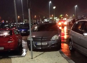 Ţăranii din Ploieşti au ieşit la mall. Uite în ce hal şi-au parcat maşinile FOTO