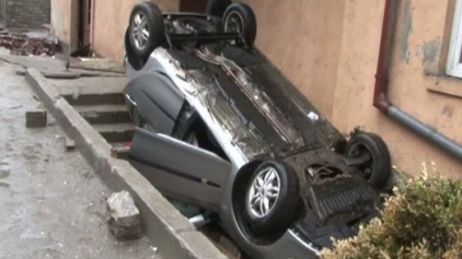 Accident SPECTACULOS la Sinaia. O maşină s-a răsturnat şi a intrat într-o casă VIDEO