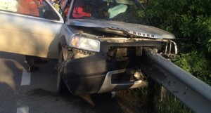 Accident pe DN 1, la Bănești. O mașină a intrat in parapet