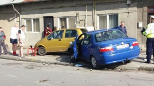 Carambol cu trei maşini la Ploieşti. Mai multe persoane au fost rănite FOTO