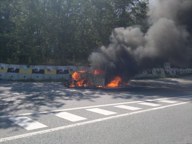 Accident cumplit pe DN1 la Nistoreşti. O maşină răsturnată a luat foc