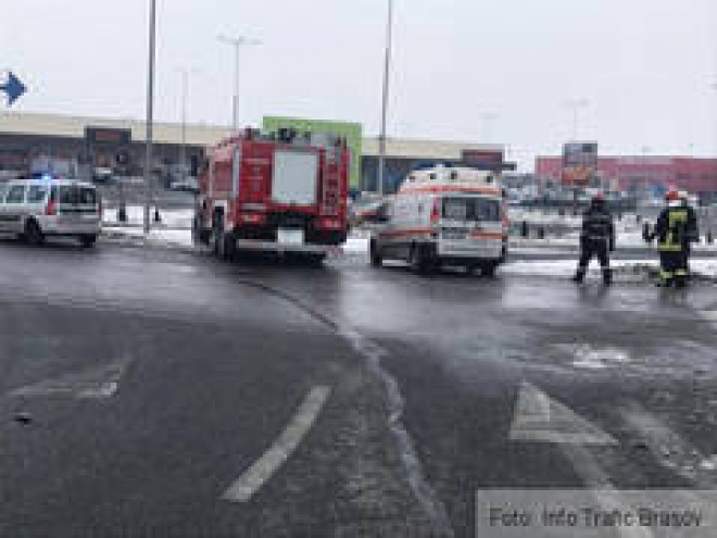 Accident grav in giratoriul de la Carrefour. Trei masini implicate, doua victime