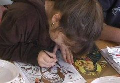 Elevii din Ploieşti învaţă să picteze icoane pe sticlă la Casa de Cultură